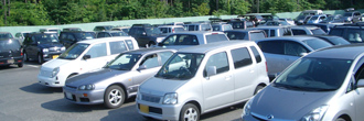 フェンスで囲まれている駐車場
